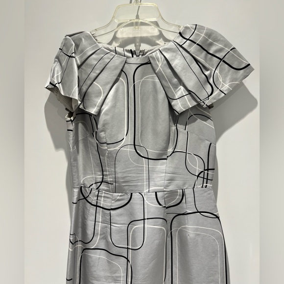 🖤 Beautiful silk dress in a gorgeous silk print and unique raffle detail - Picture 10 of 11